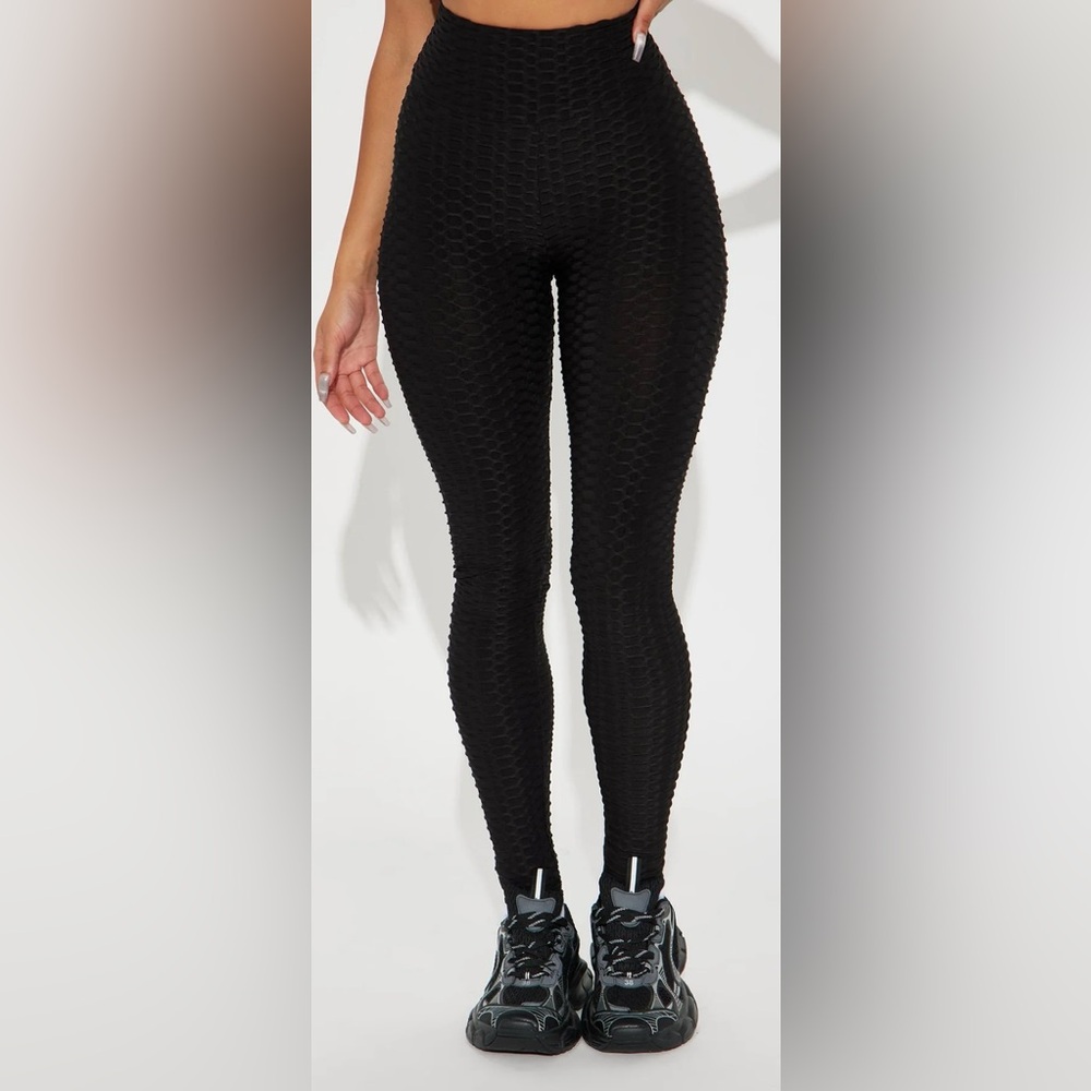 Scrunch Butt Textured Leggings Black Size L NWT